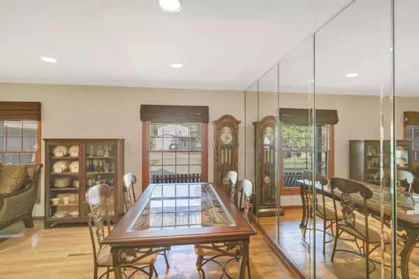 1306 E Best DR, Arlington Heights, IL 60004