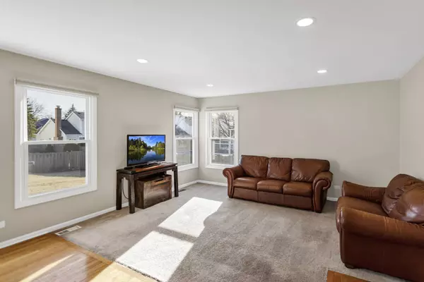 460 Hunters WAY, Fox River Grove, IL 60021