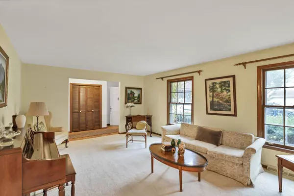 522 S Echo LN, Palatine, IL 60067