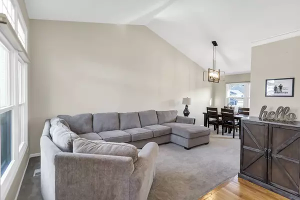 460 Hunters WAY, Fox River Grove, IL 60021