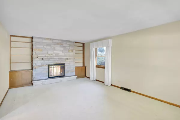 1666 Lin Lor CT, Elgin, IL 60123