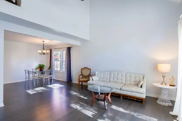 1734 Somerfield LN, Crystal Lake, IL 60014