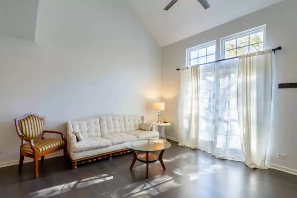 1734 Somerfield LN, Crystal Lake, IL 60014