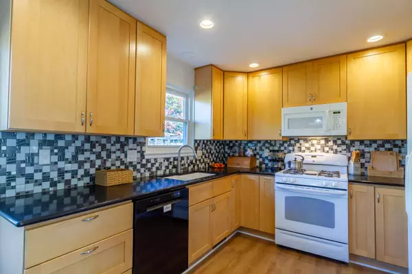 1734 Somerfield LN, Crystal Lake, IL 60014