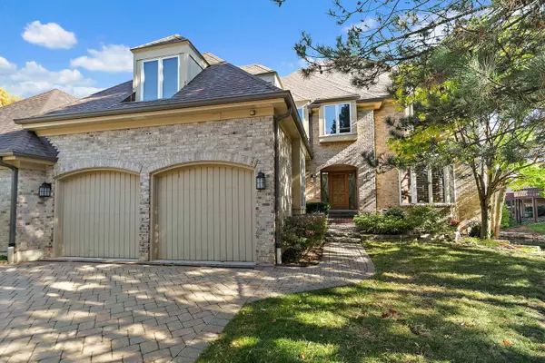 45 Tartan Lakes DR, Westmont, IL 60559