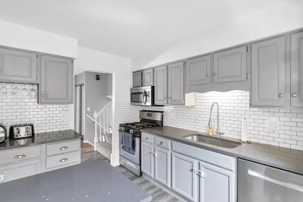 2315 Stepstone LN, Hanover Park, IL 60133