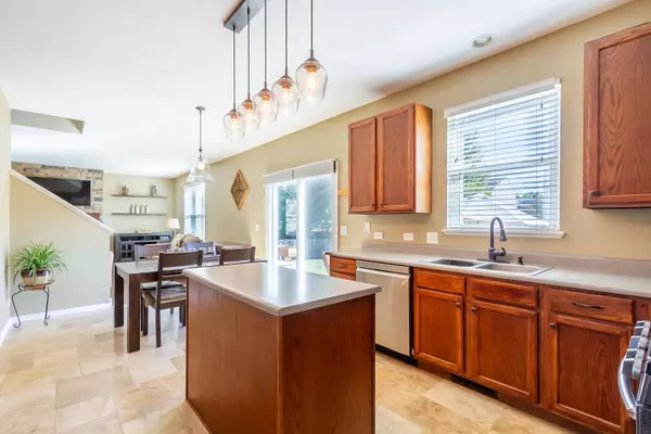 125 Augusta DR, Gilberts, IL 60136