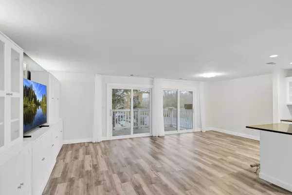 23 Glencoe CT #202-B, Naperville, IL 60565