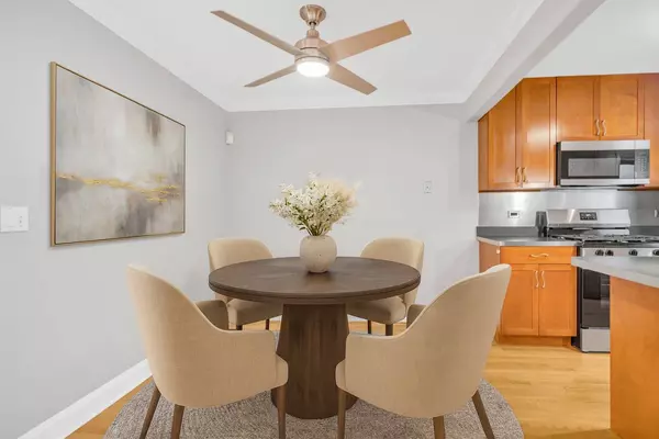 263 Driftwood LN #2D, Schaumburg, IL 60193