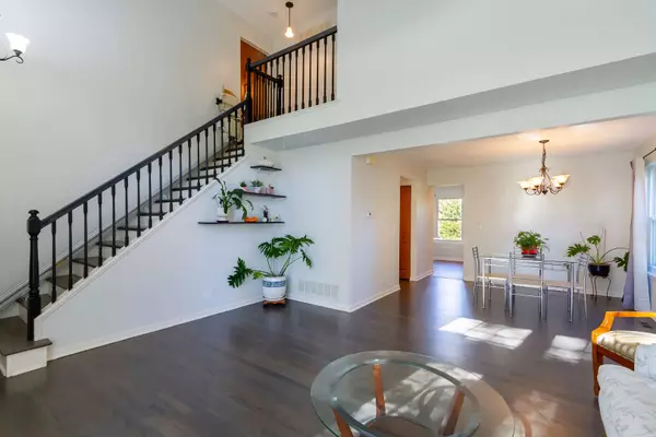 1734 Somerfield LN, Crystal Lake, IL 60014