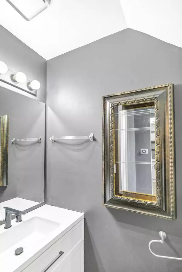 1941 Quaker Hollow LN #1941, Streamwood, IL 60107