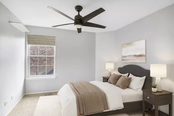 1941 Quaker Hollow LN #1941, Streamwood, IL 60107