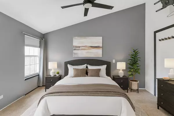 1941 Quaker Hollow LN #1941, Streamwood, IL 60107