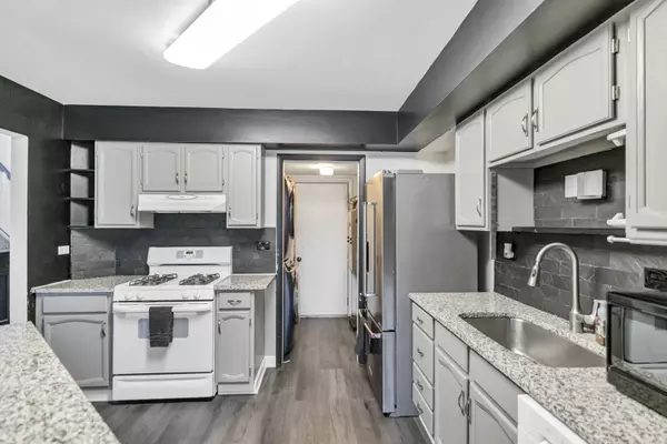 1941 Quaker Hollow LN #1941, Streamwood, IL 60107