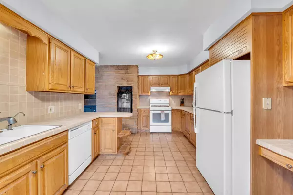 801 Woodlawn DR, Dekalb, IL 60115