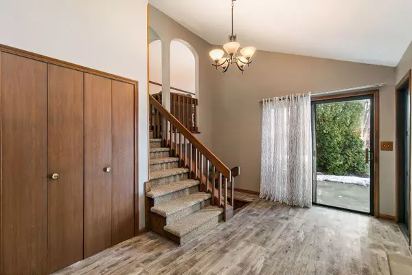 183 Brookside DR, Elgin, IL 60123