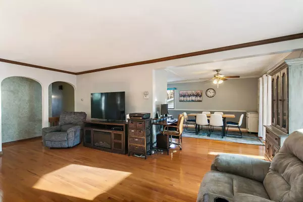 183 Brookside DR, Elgin, IL 60123