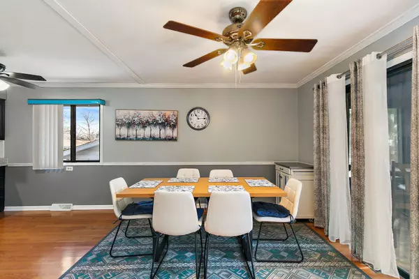 183 Brookside DR, Elgin, IL 60123