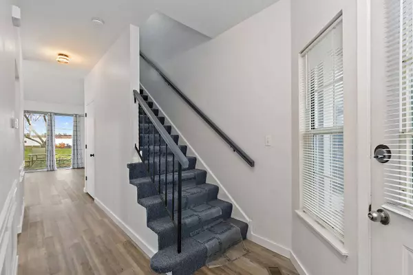 1113 Regency CT, Schaumburg, IL 60193