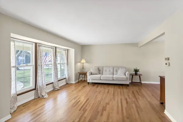 915 N Saratoga DR, Palatine, IL 60074