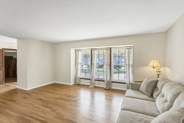 915 N Saratoga DR, Palatine, IL 60074