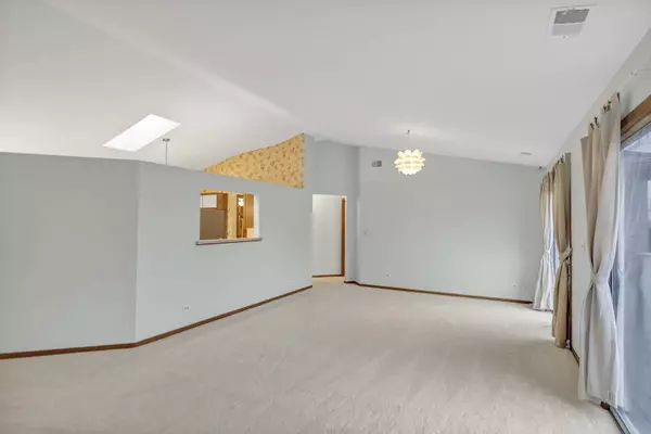 1505 Commodore CT #2, Schaumburg, IL 60193