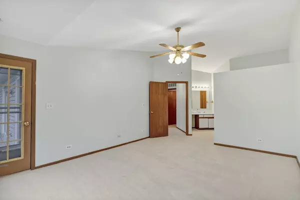 1505 Commodore CT #2, Schaumburg, IL 60193