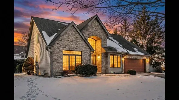 1190 Woodcreek LN, Hoffman Estates, IL 60169