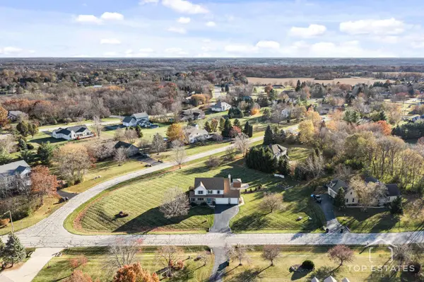 2303 Fox Bluff LN, Spring Grove, IL 60081