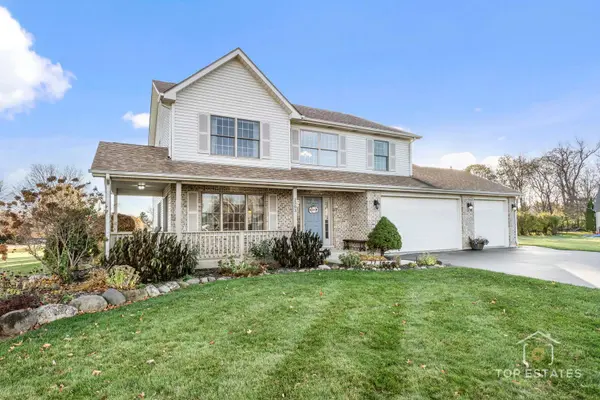 2303 Fox Bluff LN, Spring Grove, IL 60081