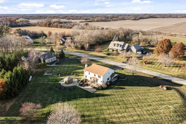 2303 Fox Bluff LN, Spring Grove, IL 60081