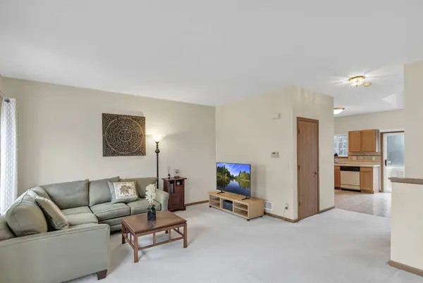 282 Monarch DR #24, Streamwood, IL 60107