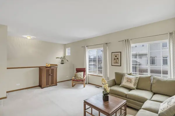 282 Monarch DR #24, Streamwood, IL 60107