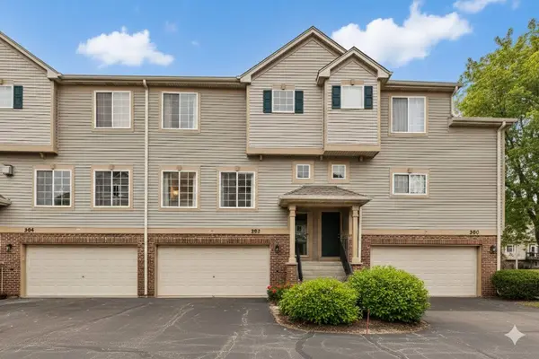 282 Monarch DR #24, Streamwood, IL 60107