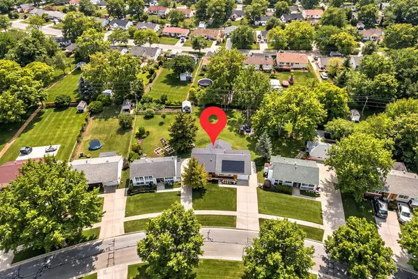 1005 Meadow LN, Streamwood, IL 60107