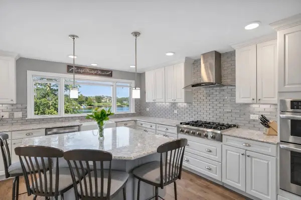 512 Bay RD, Mchenry, IL 60051