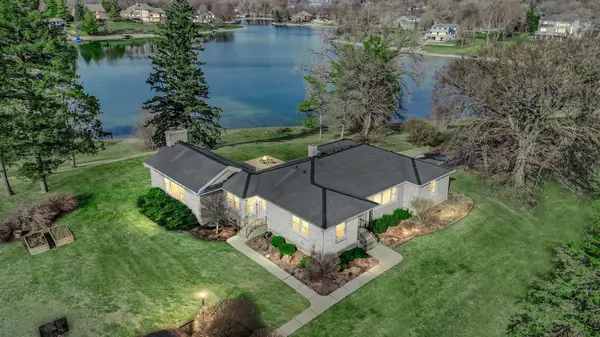 512 Bay RD, Mchenry, IL 60051