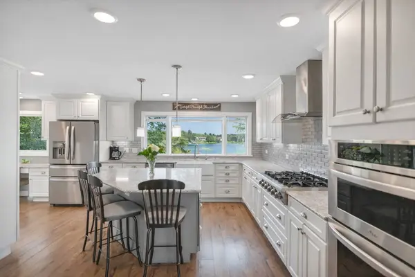 512 Bay RD, Mchenry, IL 60051