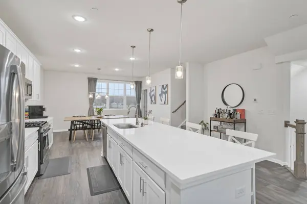 2720 Lily LN, Rolling Meadows, IL 60008
