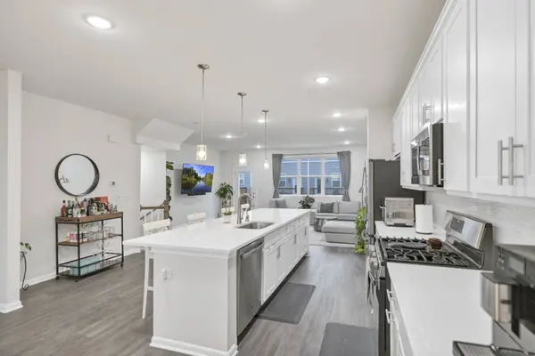2720 Lily LN, Rolling Meadows, IL 60008