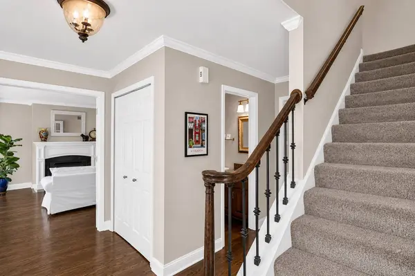 2045 Somerset LN, Wheaton, IL 60189