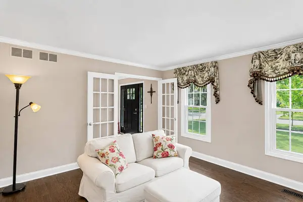 2045 Somerset LN, Wheaton, IL 60189