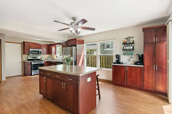 906 Oak Ridge DR, Streamwood, IL 60107