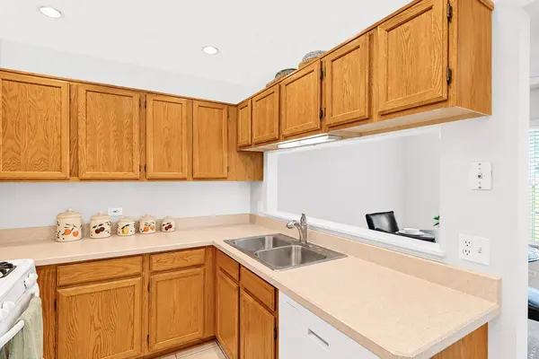 680 Savannah LN, Crystal Lake, IL 60014