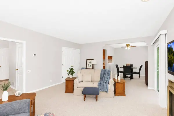 680 Savannah LN, Crystal Lake, IL 60014
