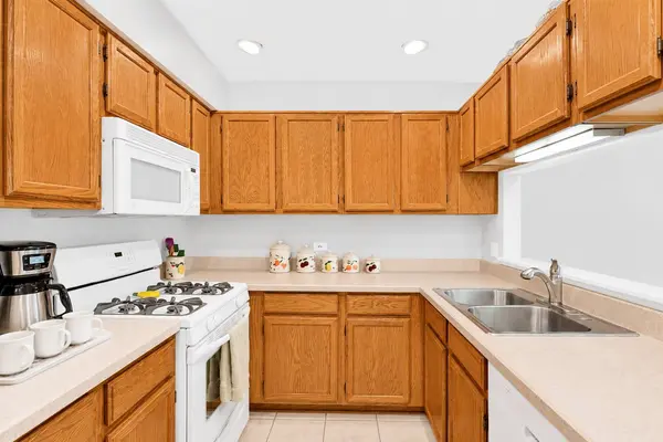 680 Savannah LN, Crystal Lake, IL 60014