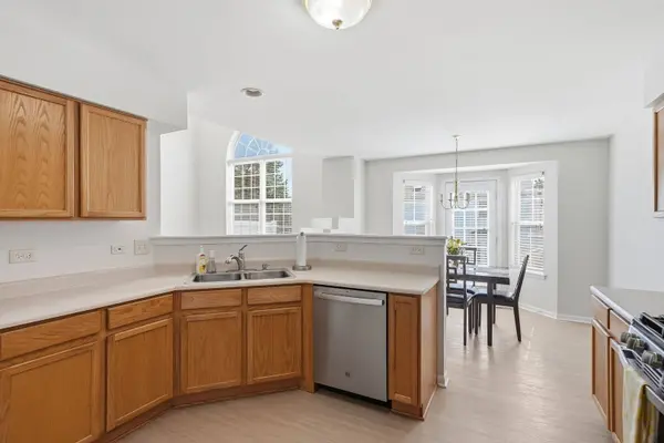 58 Rolling Oaks RD #B, Sugar Grove, IL 60554