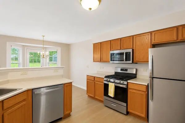 58 Rolling Oaks RD #B, Sugar Grove, IL 60554