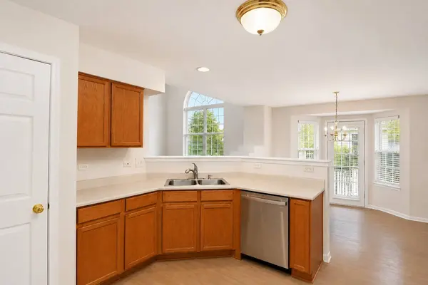 58 Rolling Oaks RD #B, Sugar Grove, IL 60554