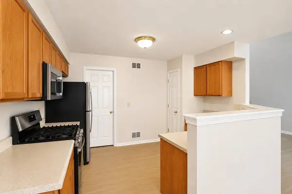 58 Rolling Oaks RD #B, Sugar Grove, IL 60554